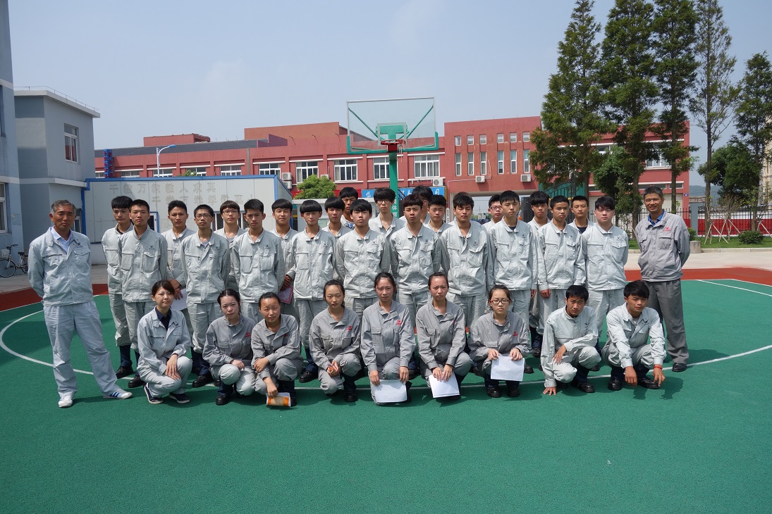 常石造船海外集團(tuán)公司的常石集團(tuán)（舟山）造船有限公司，給岱山縣職業(yè)技術(shù)學(xué)校常石分校12名優(yōu)秀學(xué)生頒發(fā)常石獎(jiǎng)學(xué)金